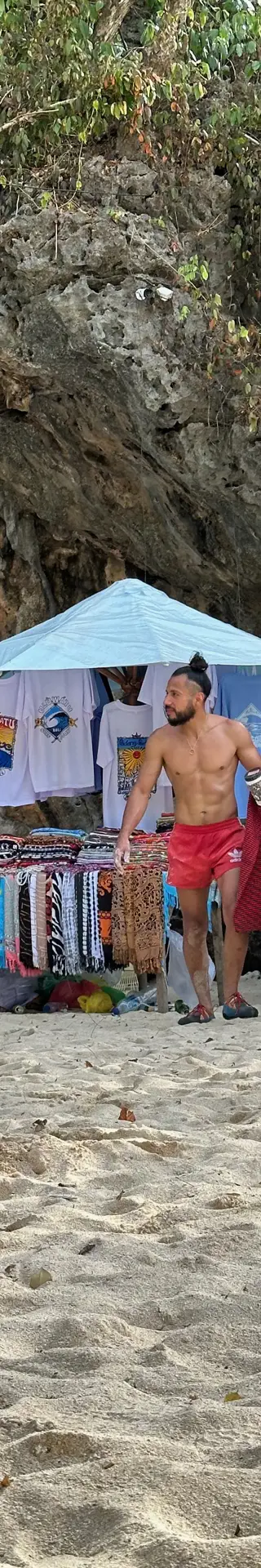 Bouldern neben Strandverkäufern